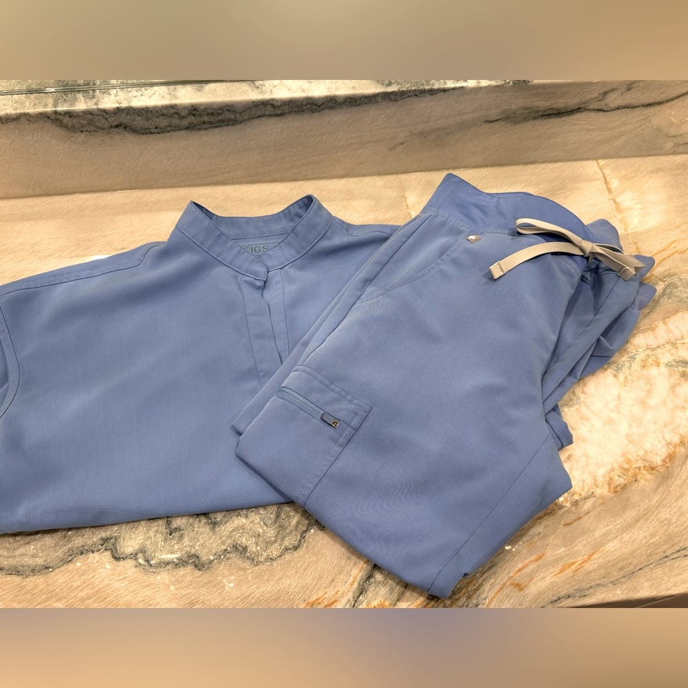 Figs scrubs in Ceil Blue, Zamora Joggers S/P Rafaela top XS